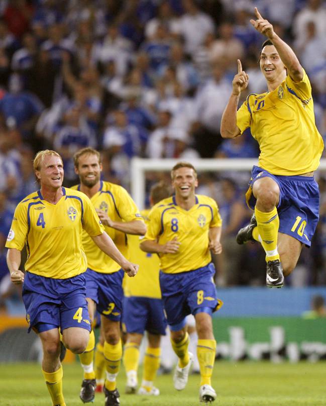 Zlatan Ibrahimovic celebrates su gol contra Grecia con sus compañeros Hansson, Mellberg y Svensson.