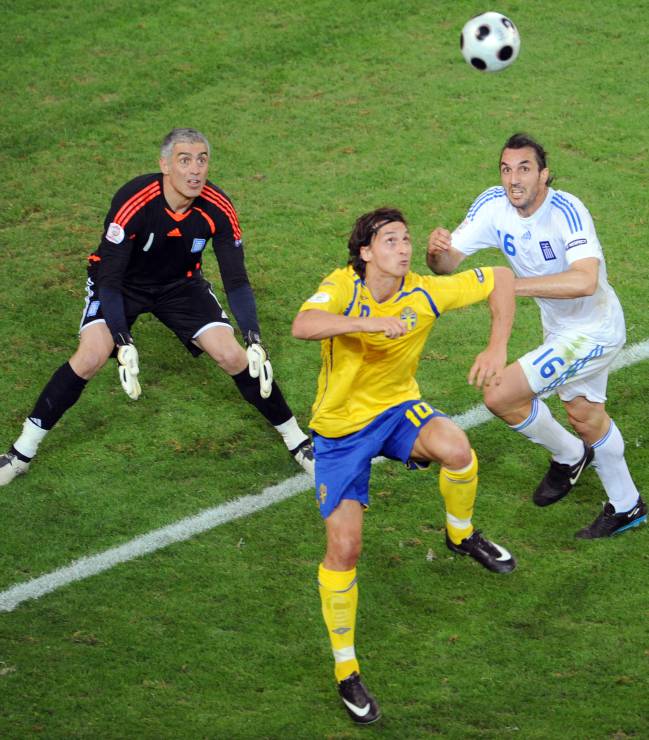 Ibrahimovic lucha el balón contra el defensor griego Kyrgiakis frente al guardameta Nikopolidis.