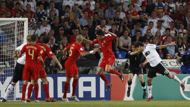 Ballack aprovechó el error en la defensa rusa para marcar el tercer tanto de Alemania.