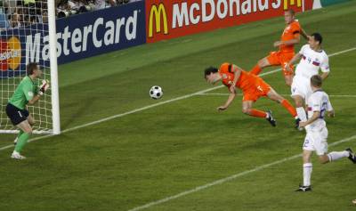 Van Nistelrooy cabeceó una falta lanzada por Sneijder y forzó la prórroga contra Rusia.