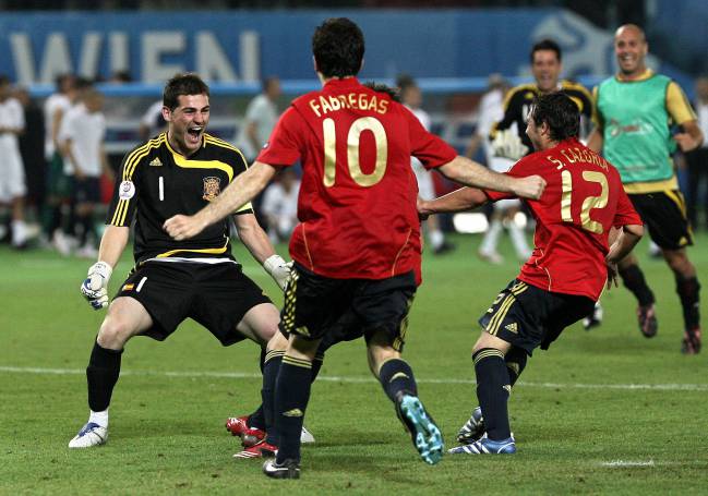 Casillas celebrando con Fábregas y Cazorla el pase a la semifinal.