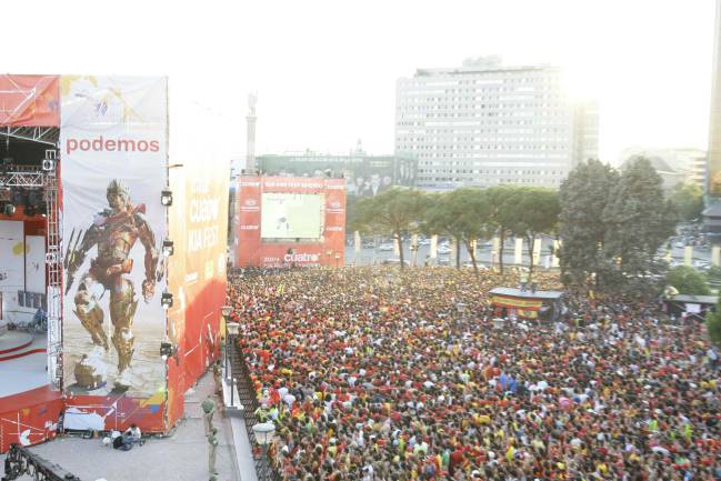 La Plaza de Colón reunió a 30.000 personas para ver el Rusia-España.