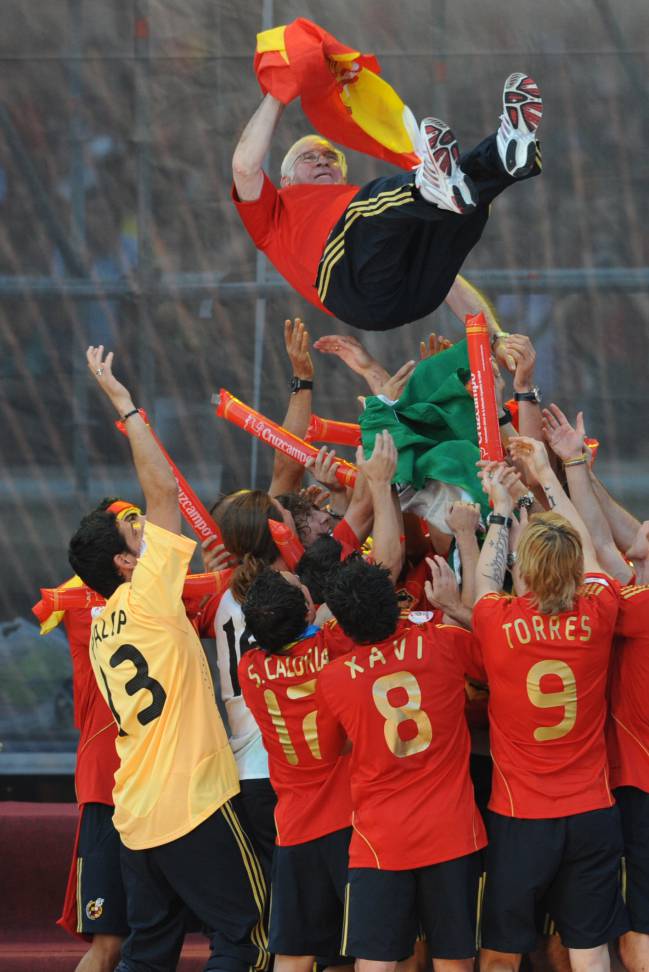 Los jugadores españoles mantean a Luis Aragonés para celebrar el título.