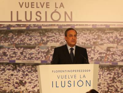 Florentino dando un discurso después de convertirse en presidente del Madrid de nuevo.