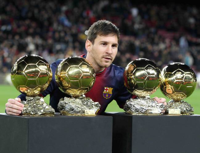 Messi posa con cuatro Balones de Oro.