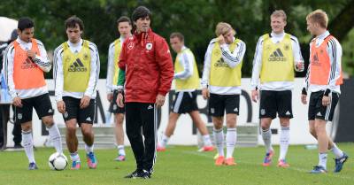 Löw da instrucciones a sus jugadores durante un entrenamiento de Alemania.