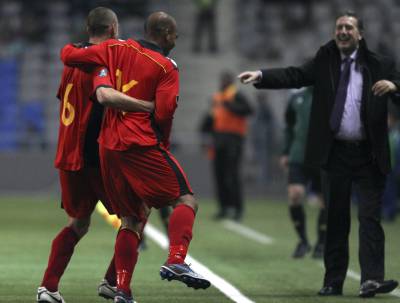 Leekens, entrenador de Bélgica, celebra con sus jugadores Legear y Simons un gol contra Kazajistán.