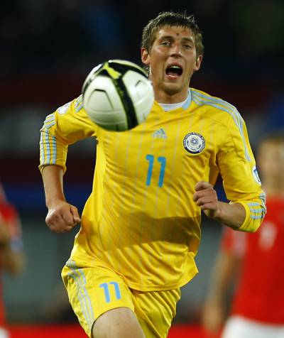 El jugador de Kazajistán Sergei Gridin mira el balón.