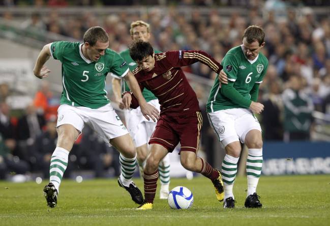 Dzagoev controla el balón delante de varios jugadores irlandeses.