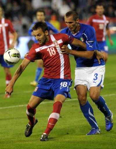 Disputa entre Ninkovic y Chiellini por el balón.