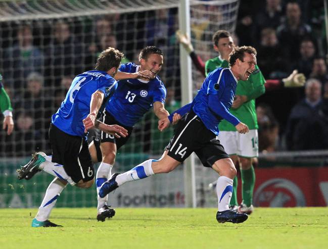 Vassiljev celebra con su compañeros Vunk y Dmitrijev su gol a Irlanda del Norte.