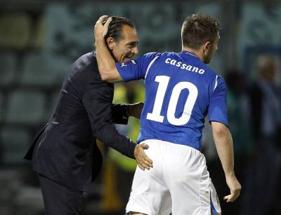 Cassano celebra con Prandelli, seleccionador italiano, después de marcar.
