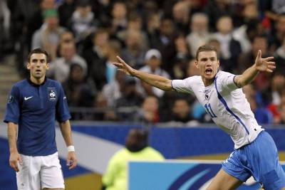 Dzeko celebra su gol ante el francés Réveillère.