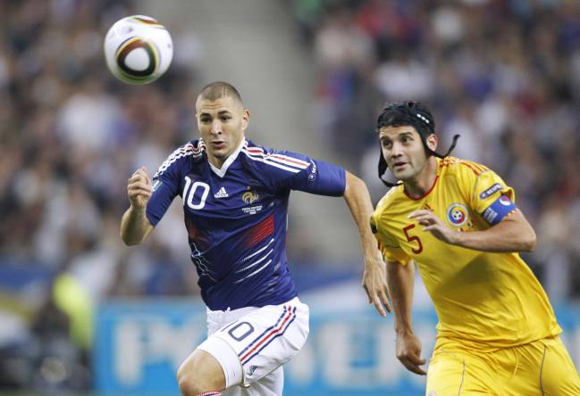 Benzema lucha por el balón contra el rumano Chivu.
