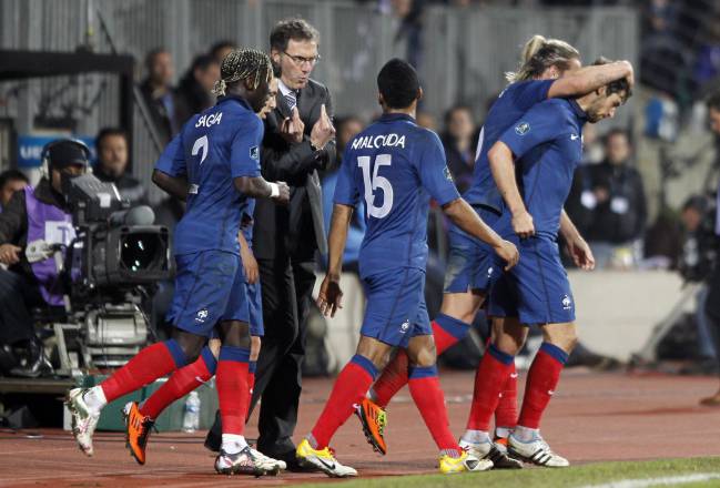 Laurent Blanc dando instrucciones a sus jugadores después del gol de Gourcuff contra Luxemburgo.