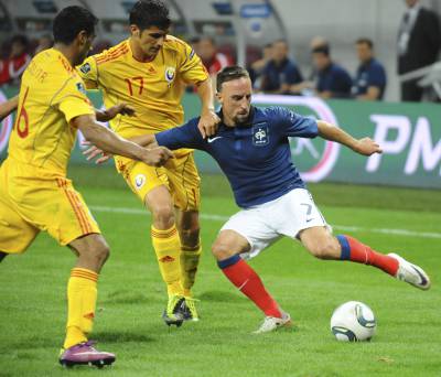 Acción entre Ribery, Luchin y Nicolita en el partido que enfrentó a Rumanía y Francia.