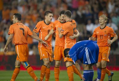 Van Persie celebra con sus compañeros después de marcar el primero gol de Holanda.