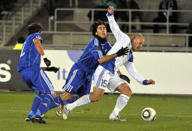 El jugador de San Marino Montagna agarra a Sjolund para que no se lleve el balón.