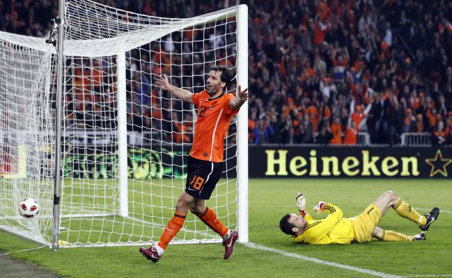 Ruud van Nistelrooy celebra un gol contra Hungría.