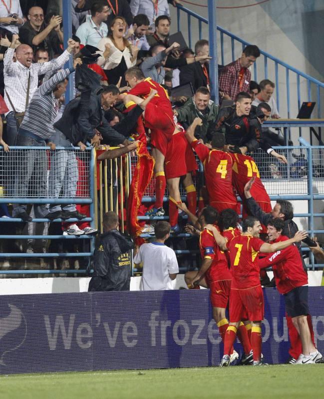 Los jugadores de Montenegro celebran con sus aficionados el pase a la repesca.