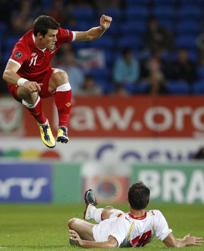 Salto de Bale en una disputa contra el montenegrino Drincic.