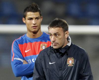 Paulo Bento observa un entrenamiento de Portugal junto a Cristiano Ronaldo.