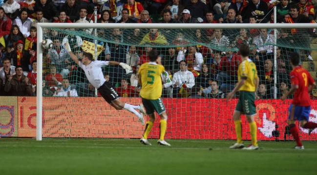 Karčemarskas, portero de Lituania, no llegó para evitar el gol de Silva.
