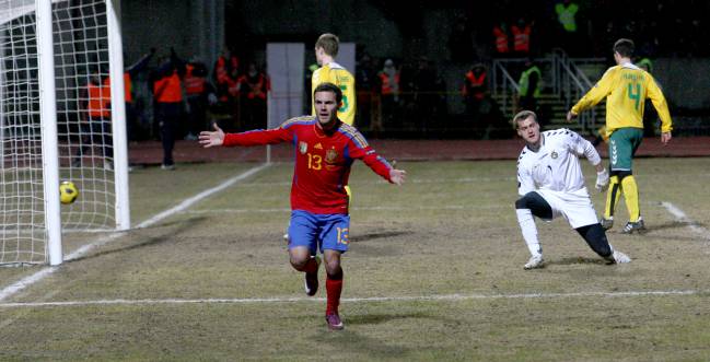 Celebración de Mata después de marcar el tercer gol contra Lituania.