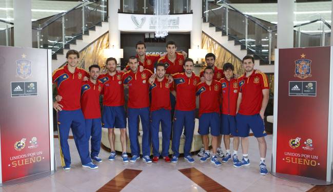 Los jugadores de España posan en el hotel de concentración.