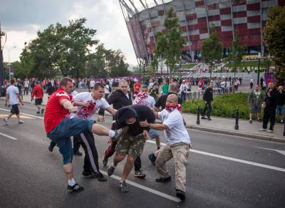 Ultras radicales polacos y rusos protagonizaron altercados en los aledaños del estadio.