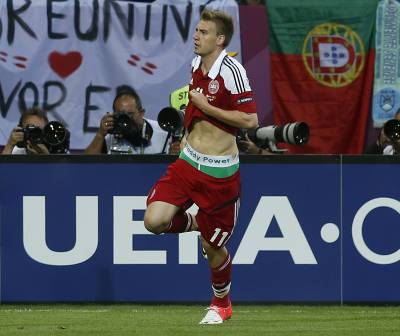 Bendtner fue sancionado por mostrar publicidad en la celeración de uno de sus goles.