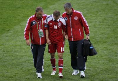 El jugador de Dinamarca Rommedahl se tuvo que marchar lesionado.