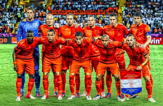 Once inicial de Holanda contra Alemania: Stekelenburg, Robben, Mathijsen, Heitinga, Van Persie, Van Bommel, Willems, Van der Wiel, Afellay, Nigel de Jong y Sneijder.