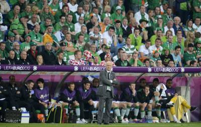 Trapattoni en el banquillo durante el partido de Irlanda ante Croacia.