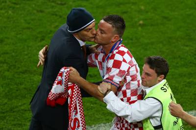Un espontáneo saltó al campo para besar al seleccionador croata Bilic.