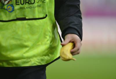 Algunos aficionados croatas lanzaron un plátano a Balotelli.