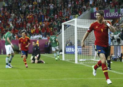 Torres celebrando uno de sus dos goles ante Irlanda.
