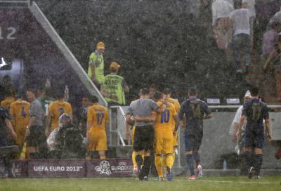 El partido se suspendió 55 minutos debido a la lluvia.