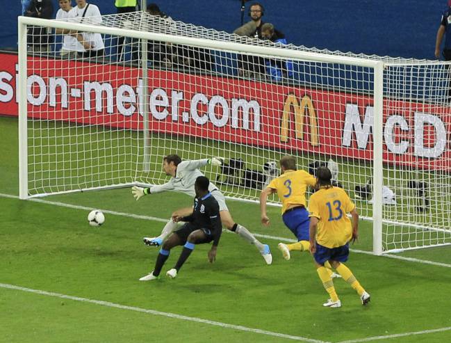 El inglés Welbeck sentenció en encuentro contra Suecia con un gol de tacón.