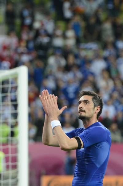 El centrocampista griego Liberopoulos aplaudiendo tras su último partido con la selección.