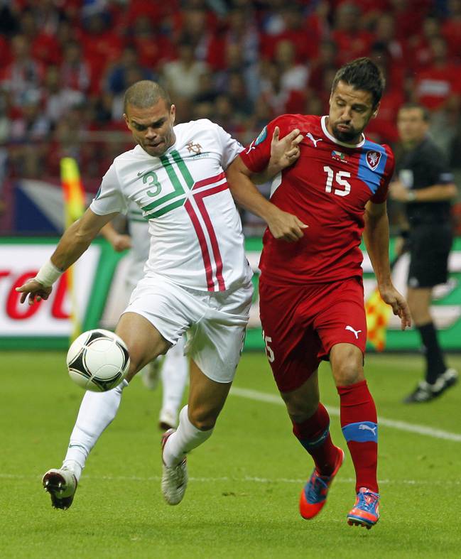 Baros disputando un balón con el defensa de Portugal Pepe.