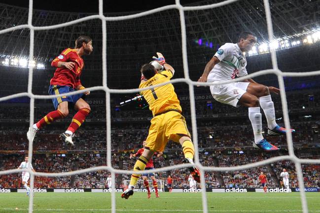 Casillas atrapando un balón contra Portugal.