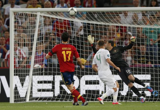 Lanzamiento fallido del español Arbeloa contra Portugal.