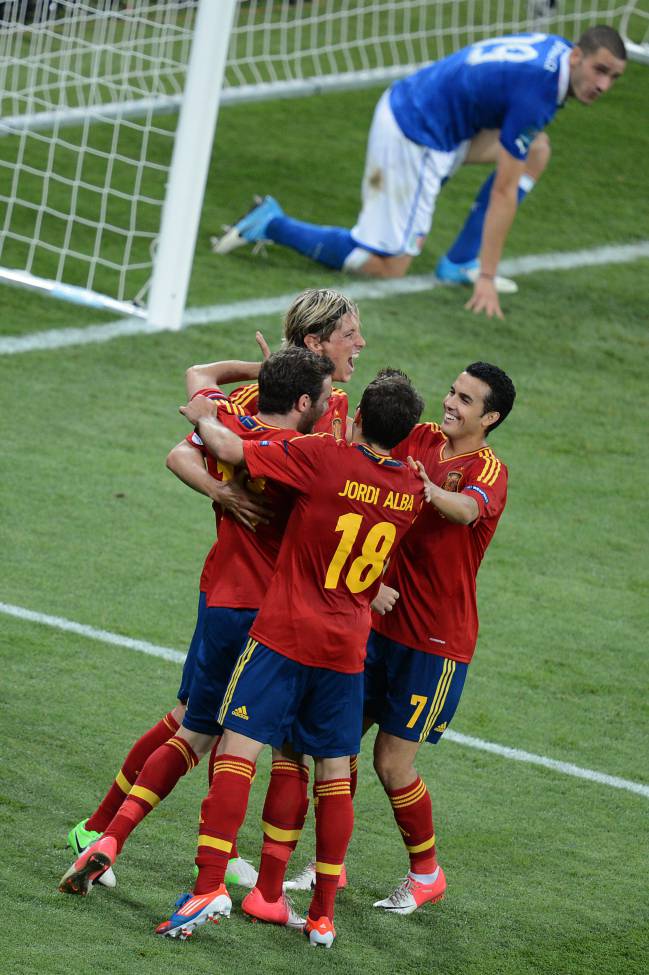 Torres celebra con sus compañeros su gol ante Italia.