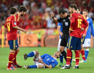 El centrocampista italiano Thiago Motta se lesionó a los pocos minutos de entrar.