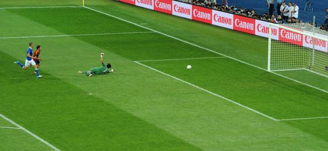 Jordi Alba batió a Buffon para marcar su primer gol con España.