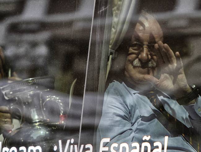 Vicente Del Bosque saludando a la afición desde el autobús.