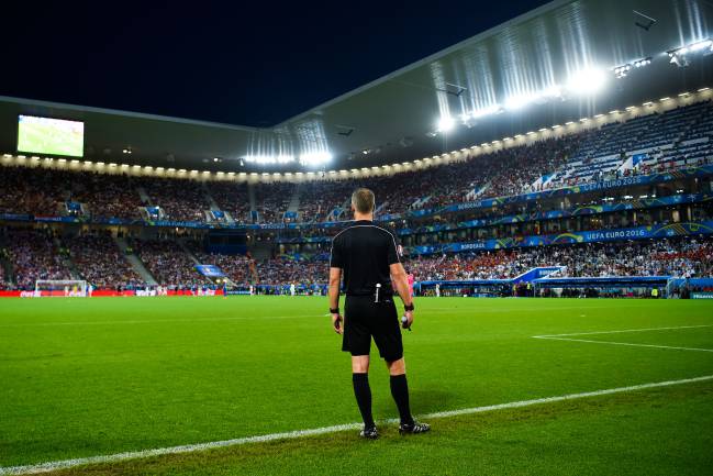 El asistente del Croacia-España observa el partido.