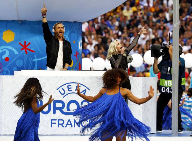 David Guetta y Zara Larsson en el partido inaugural de la competición europea.