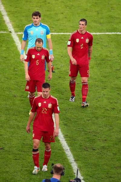 Azpilicueta, Iniesta, Torres y Casillas tras la derrota de España ante Chile.